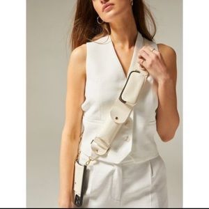 Bandolier “Billie” strap in off-white.